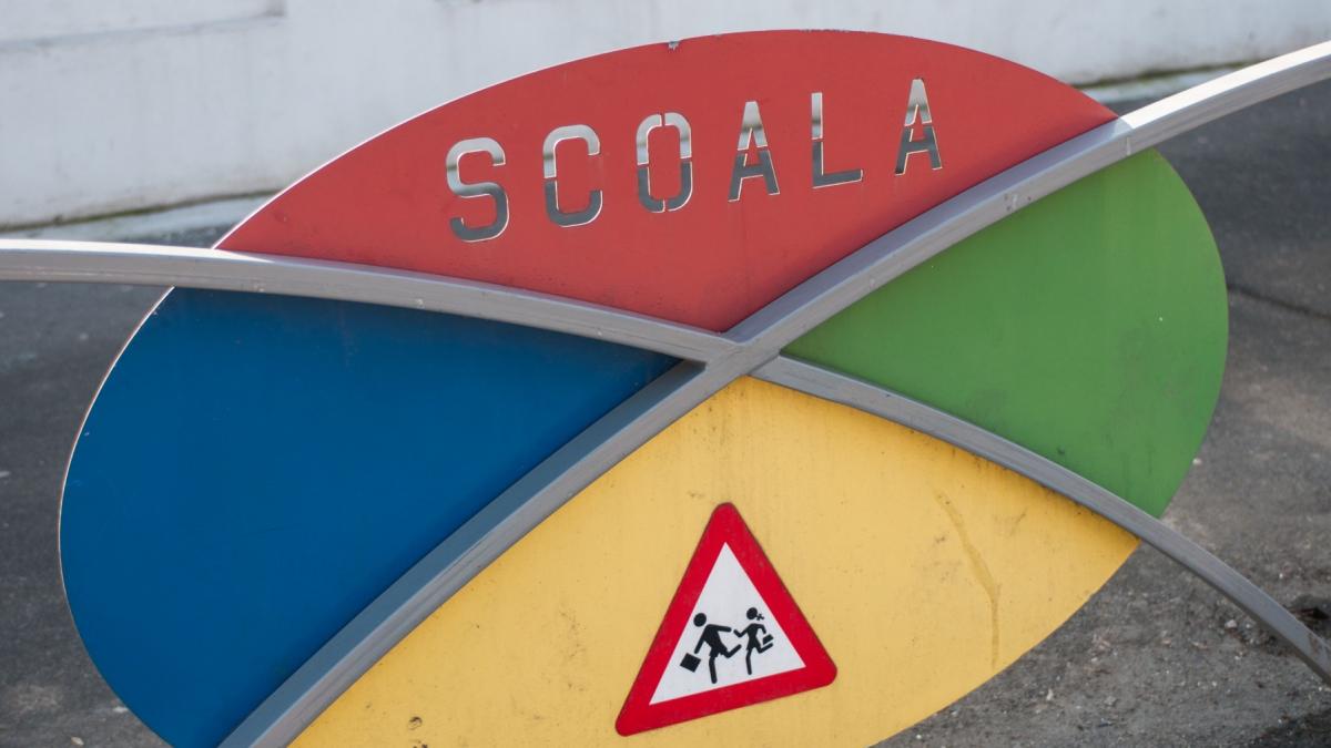 o bucata de tavan s a prabusit peste elevi la o scoala din targu mures doi copii au fost raniti