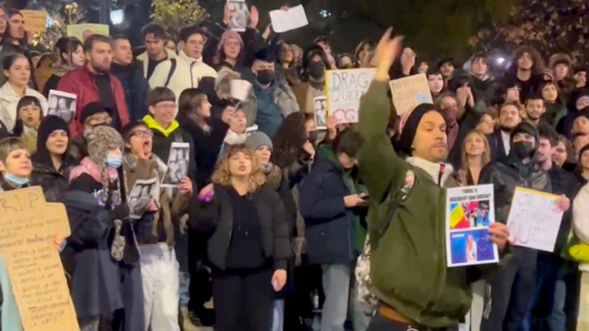 protest in piata universitatii din bucuresti impotriva lui calin georgescu jos cu legionarii ne e frica pentru viitorul nostru