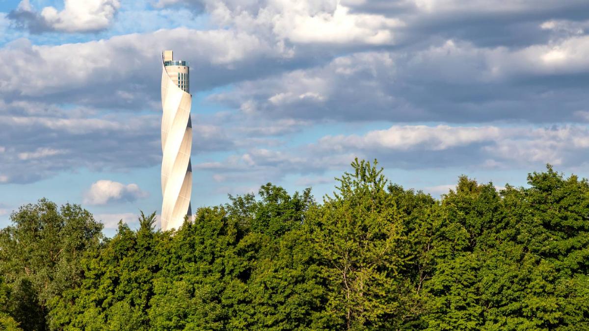 un zgarie nori misterios a devenit atractie turistica in germania nu are ferestre si nu locuieste nimeni acolo
