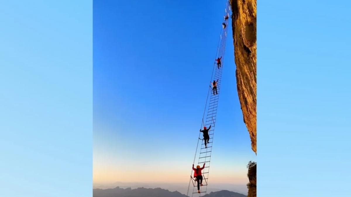 turistii se imbulzesc pe scara cerului traseul suspendat in aer la 1 5 kilometri inaltime de ce este atat de popular in china