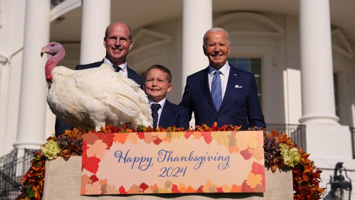 ultimele ceremonii ale administratiei biden presedintele a gratiat doi curcani pe peach si blossom inainte de ziua recunostintei