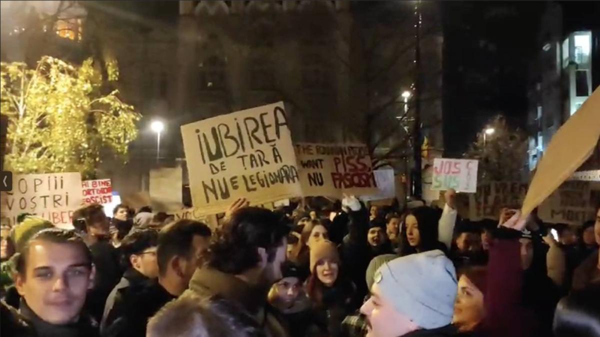 a treia seara de proteste in marile orase sute de persoane au iesit in piata victoriei iubirea de tara nu e legionara