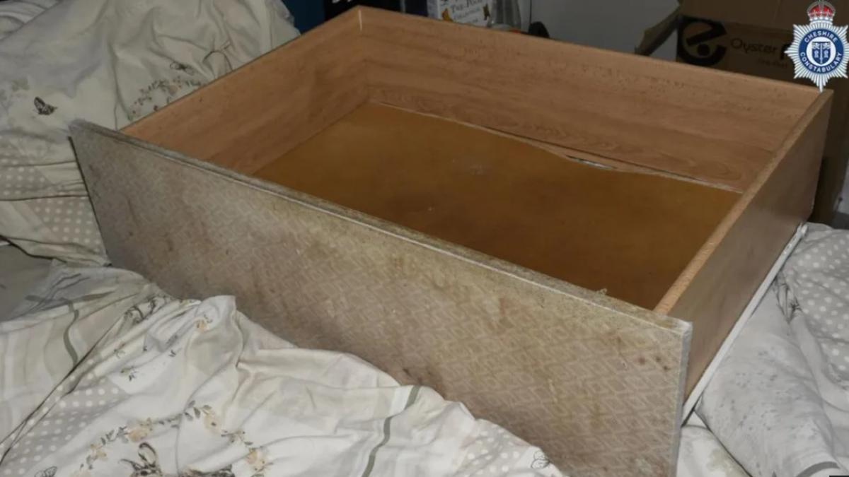 dupa ce a nascut o femeie si a ascuns bebelusul intr un sertar a ramas acolo timp de 3 ani