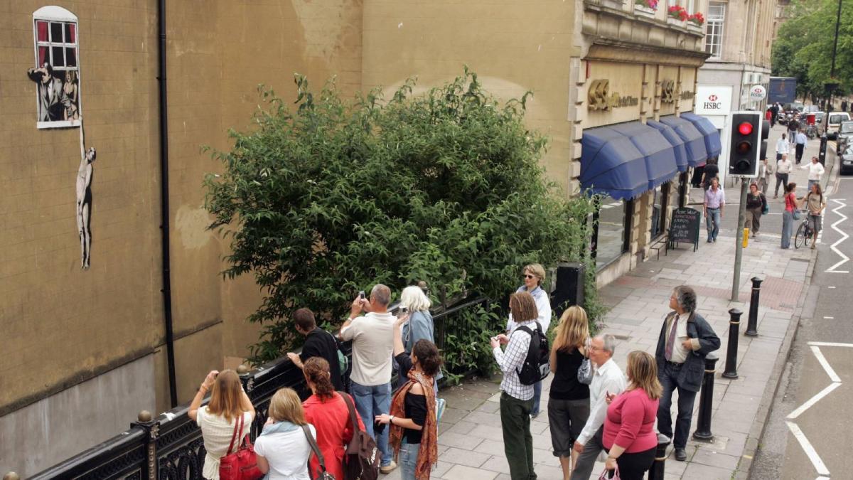 una dintre picturile celebre ale lui banksy va fi vanduta impreuna cu cladirea din bristol pe care a fost pictata