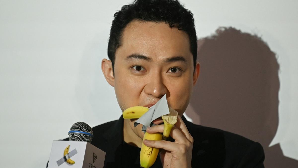 miliardarul chinez justin sun si a mancat banana de 6 milioane de euro in fata jurnalistilor este mult mai buna decat celelalte