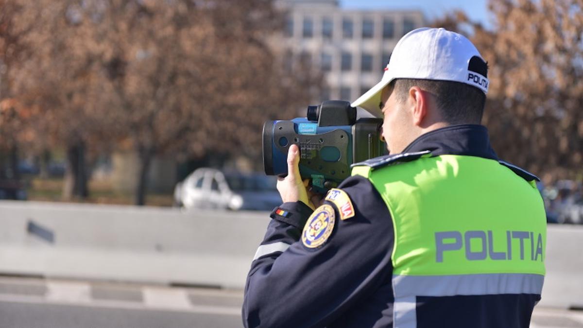 politist cu pistol radar