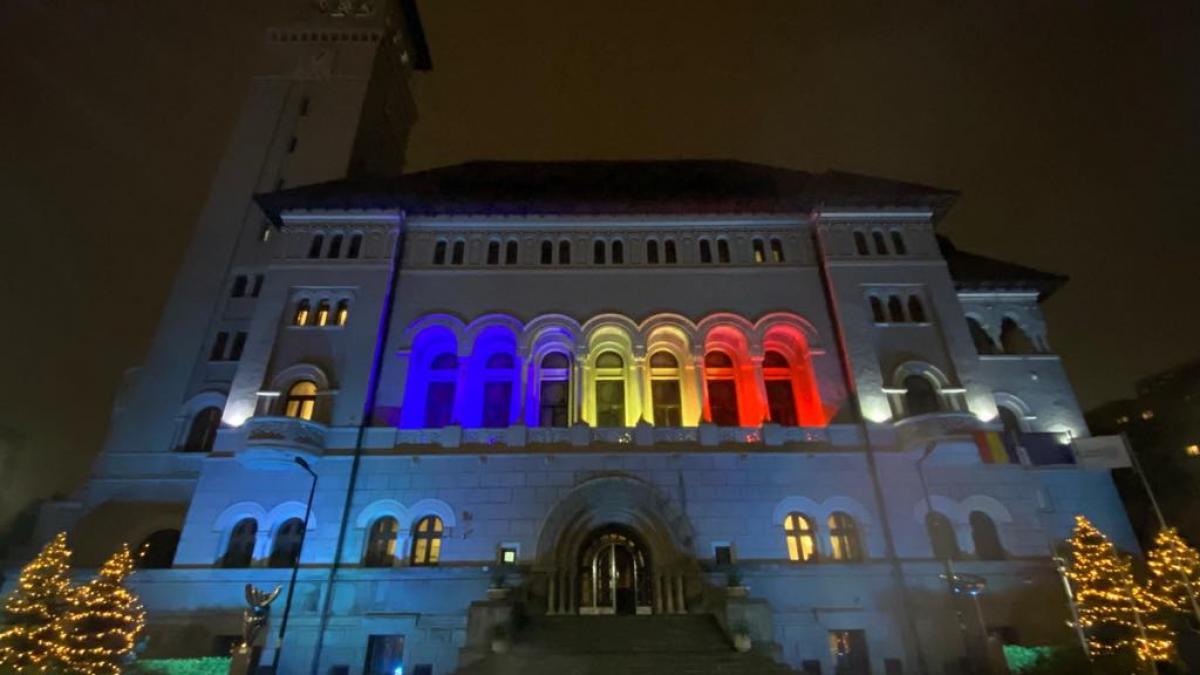 cladirea primariei sectorului 1 iluminata in culorile tricolorului dupa patru ani