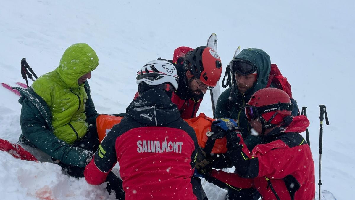 doi turisti au fost salvati dupa ce au fost surprinsi de o avalansa la balea lac