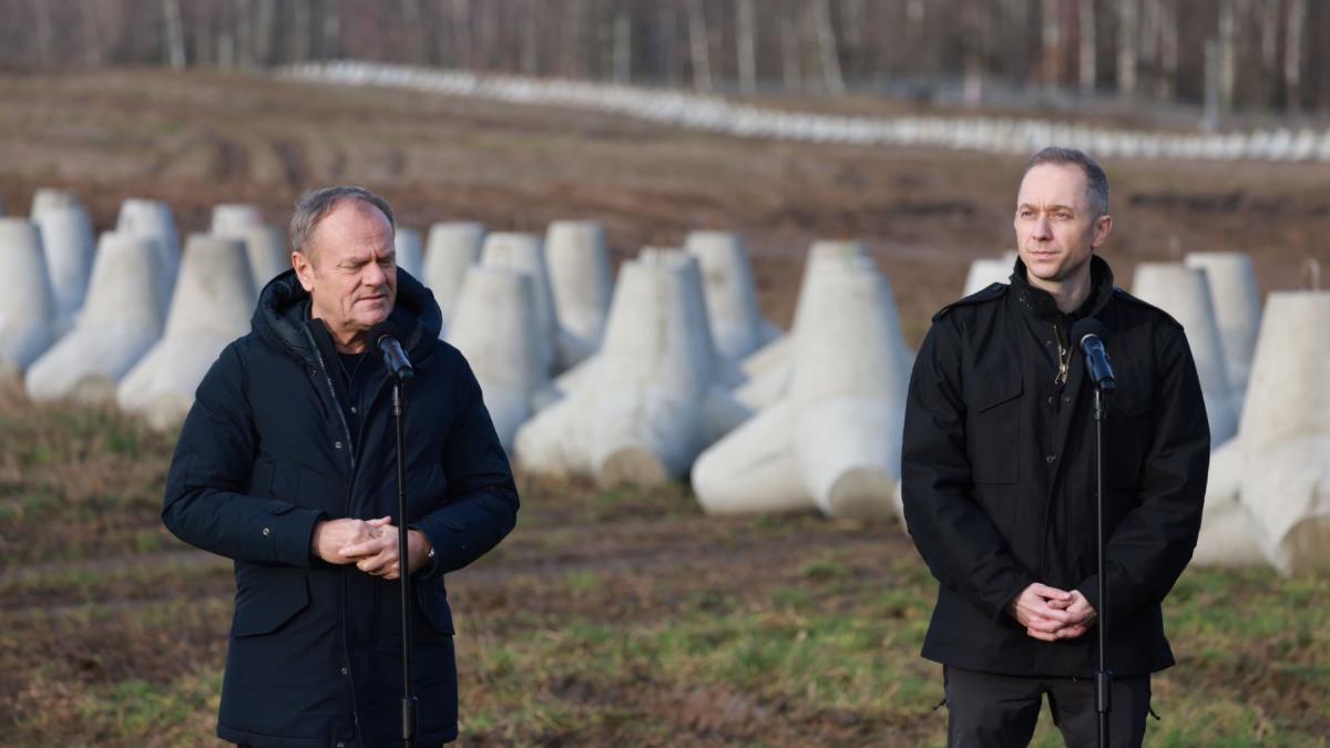 prima sectiune a scutului estic este gata anunta donald tusk cum arata fortificatiile de la granita cu rusia