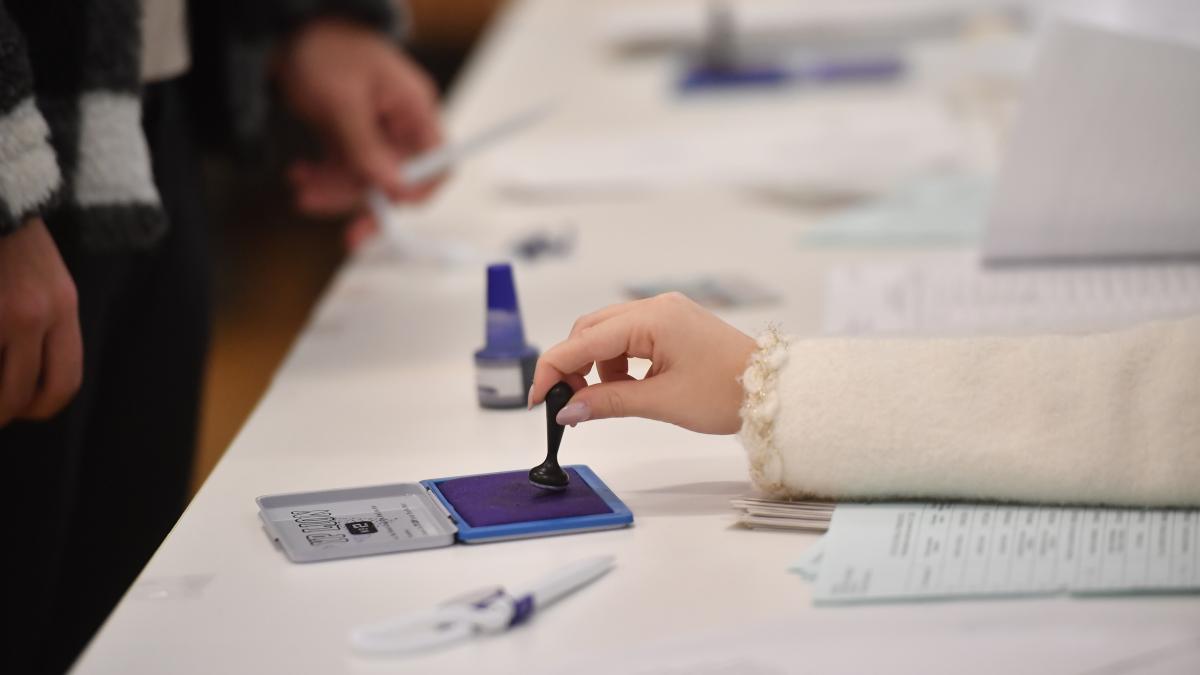 membrul unei sectii de votare din salaj incerca sa i influenteze pe alegatori sa puna stampila pe un partid ce suma era oferita membrul unei sectii de votare din salaj incerca sa i influenteze pe alegatori sa puna stampila pe un partid ce suma era oferita
