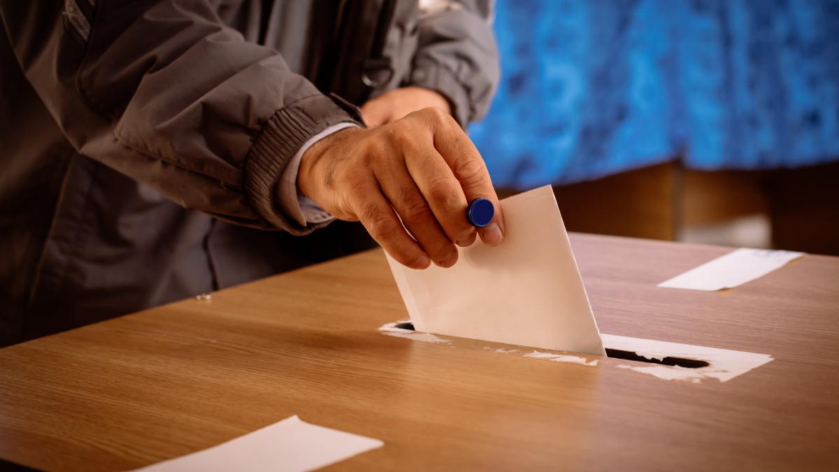 un barbat din alba a primit o amenda record dupa ce a sunat la politie de mai multe ori pe motiv ca nu e lasat sa voteze