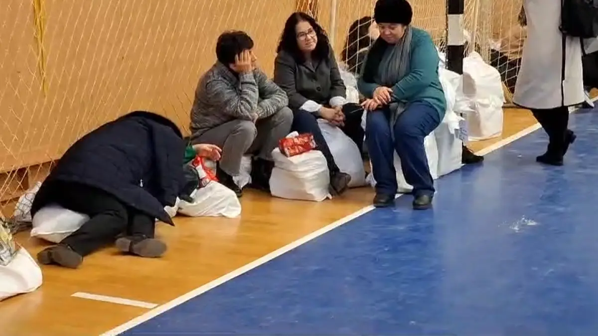 epuizati oamenii au adormit pe sacii de voturi in timp ce asteptau sa ii predea la bec sunt aici de ieri de la 6 dimineata