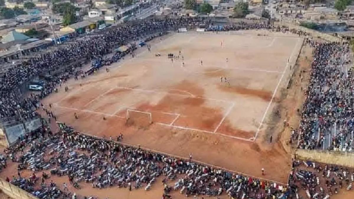 macel la un meci de fotbal zeci de oameni au murit pe un stadion din guineea