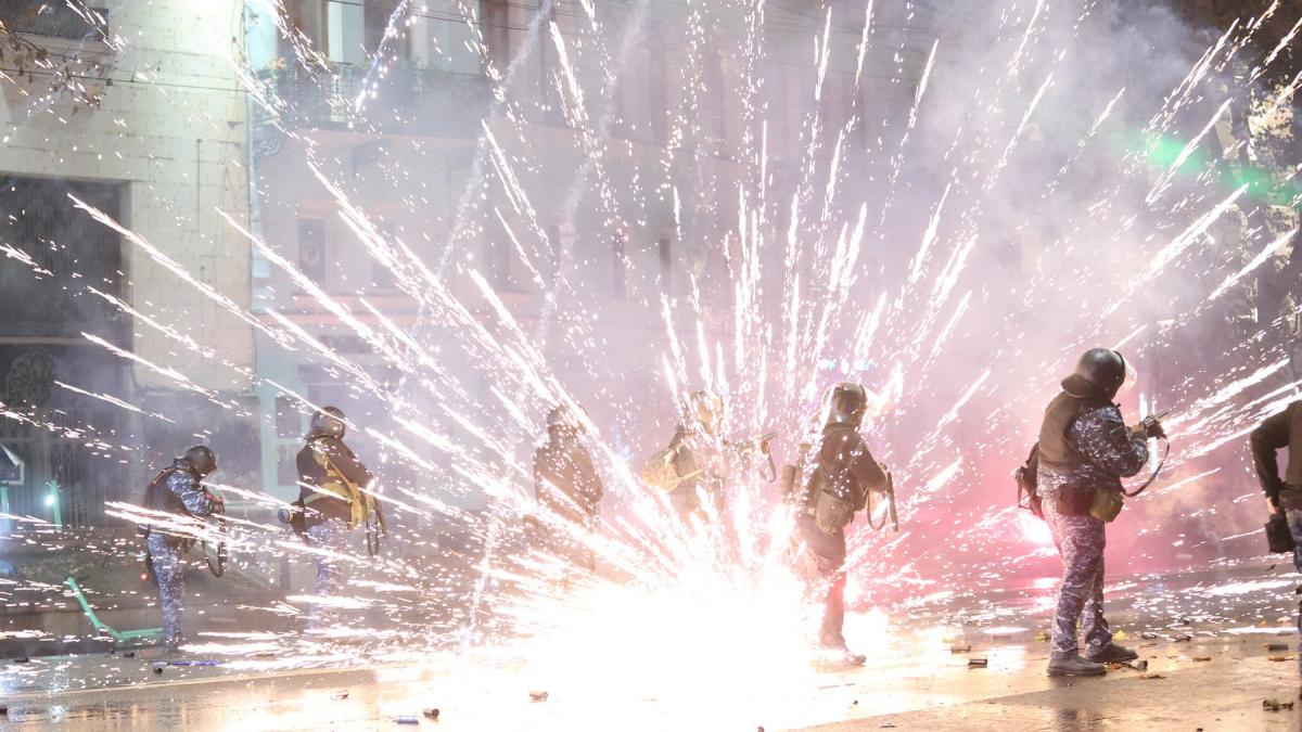 proteste violente in georgia mii de oameni au atacat parlamentul cu pirotehnice si au ridicat baricade politia a dat cu lacrimogene