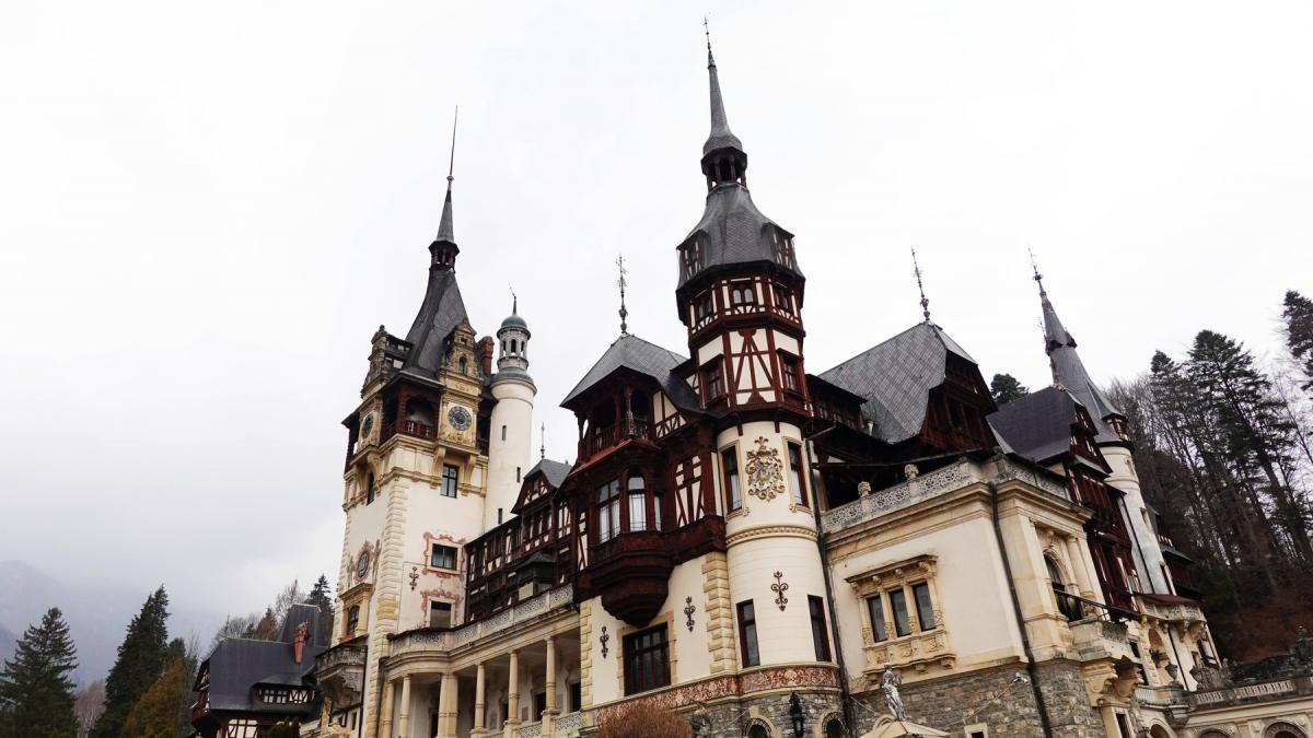 castelul peles va putea fi vizitat doar la parter din cauza unei avarii majore la conducta de apa in muzeu sunt 4 grade si nu e apa