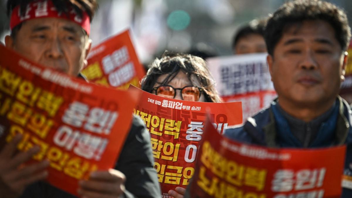 haos in coreea de sud presedintele a decretat legea martiala a fost instituita cenzura oamenii incearca sa intre in parlament