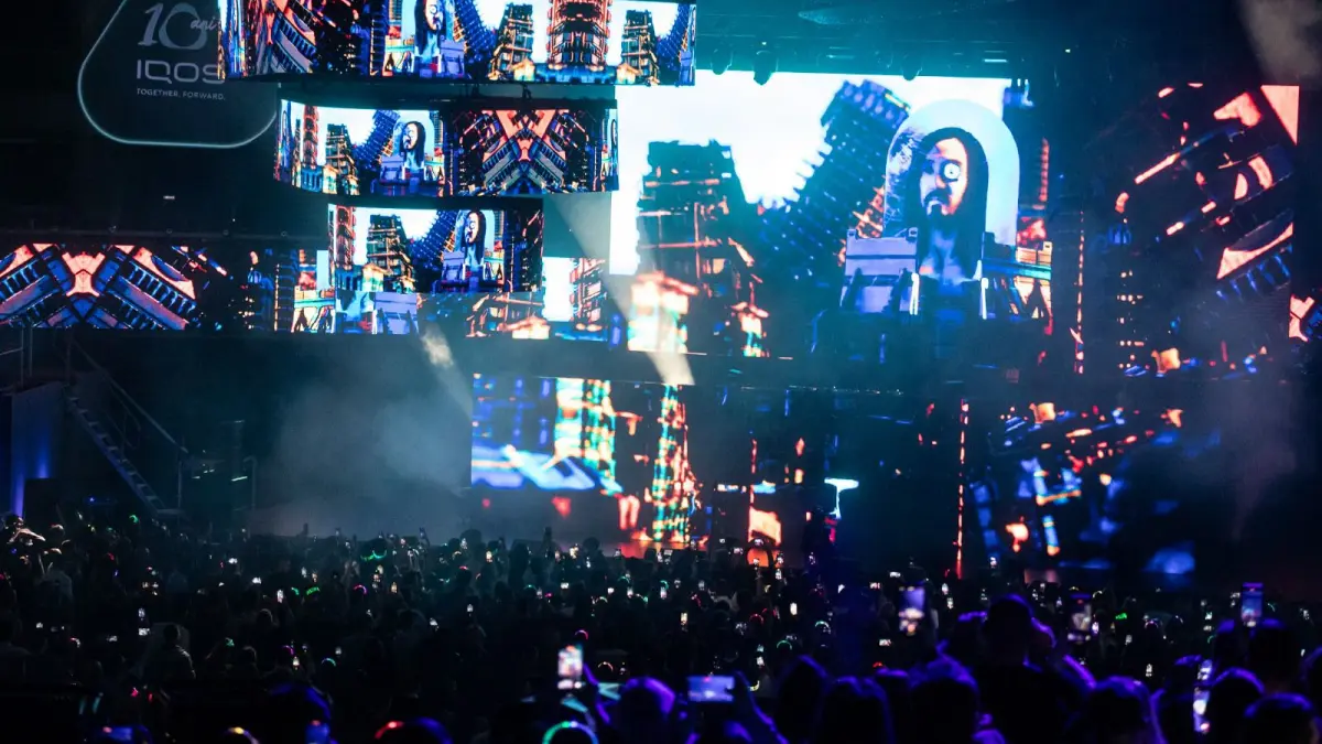 iqos a celebrat un deceniu de inovatie cu un spectacol exploziv alaturi de steve aoki