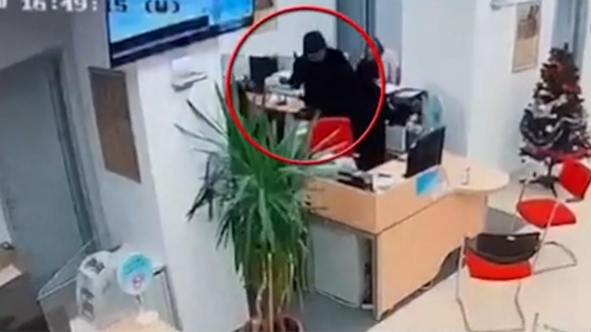 jaf armat intr o banca din calarasi imaginile de pe camerele video il arata pe atacator cum ameninta cu pistolul doua angajate