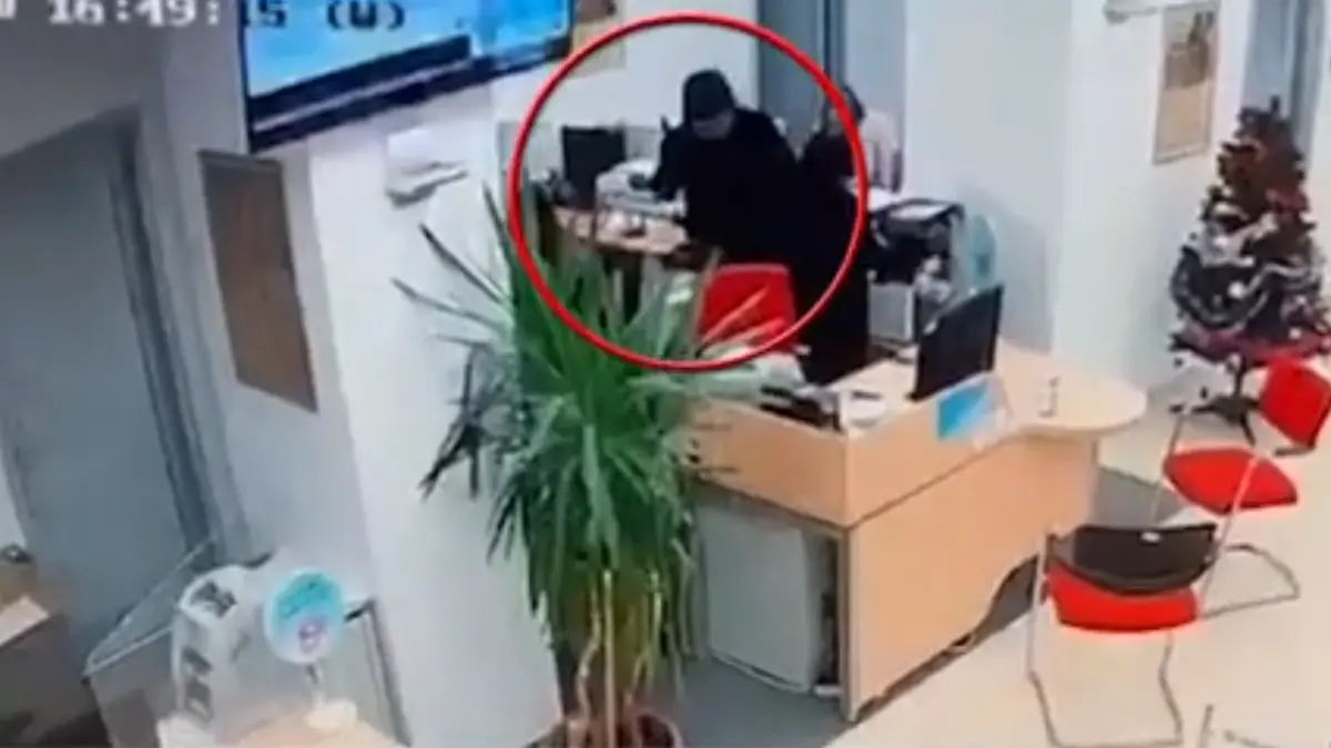 jaf armat intr o banca din calarasi imaginile de pe camerele video il arata pe atacator cum ameninta cu pistolul doua angajate