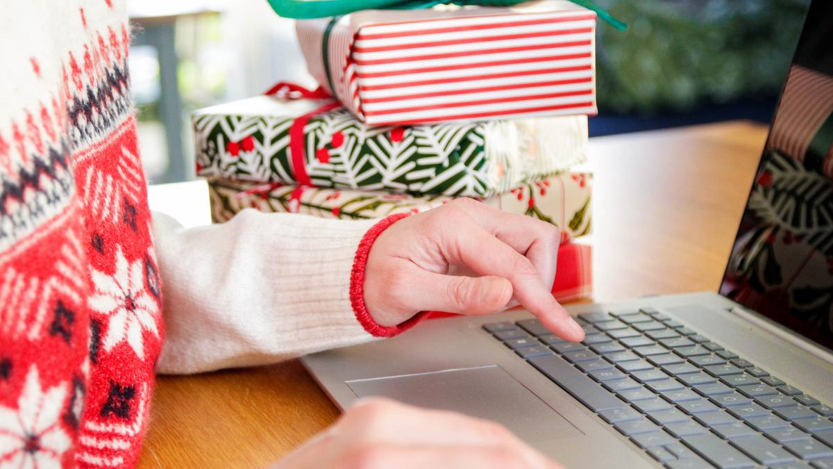 femeie care face cumparaturi pe internet