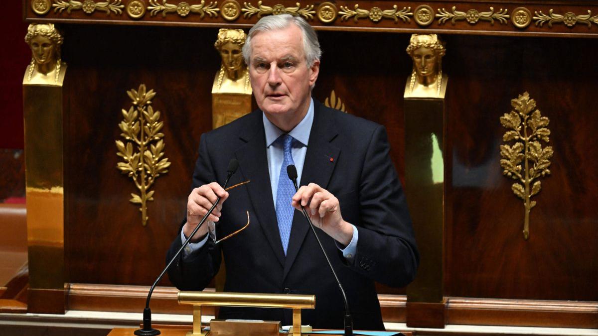premierul francez michel barnier i a inaintat demisia lui presedintelui macron si ramane seful cabinetului interimar