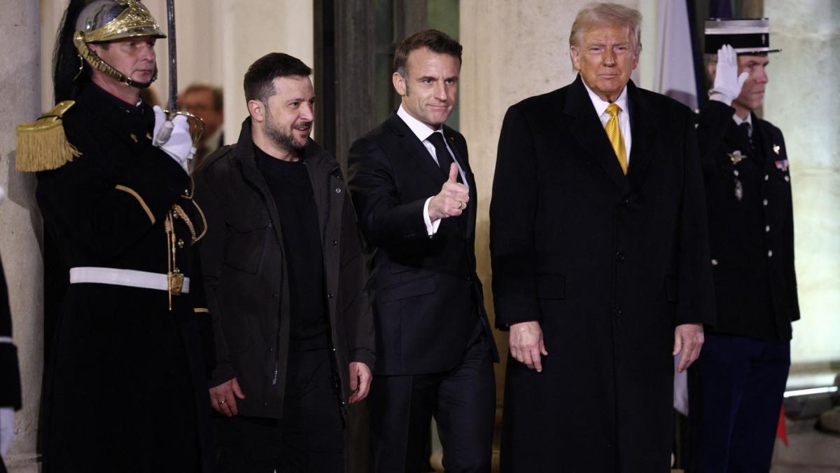 donald trump si volodimir zelenski strangere de mana si poza istorica in compania lui emmanuel macron la paris