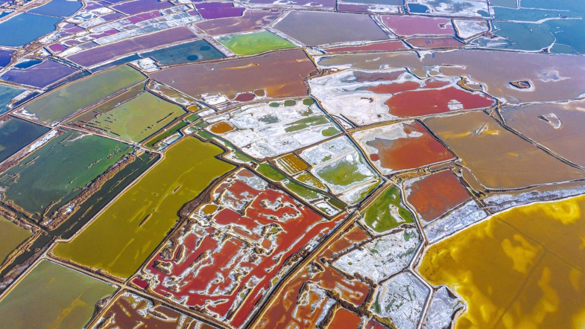 lacul care si schimba culoarea in functie de anotimp misterul din spatele spectacolului impresionant oferit de uriasa intindere de apa