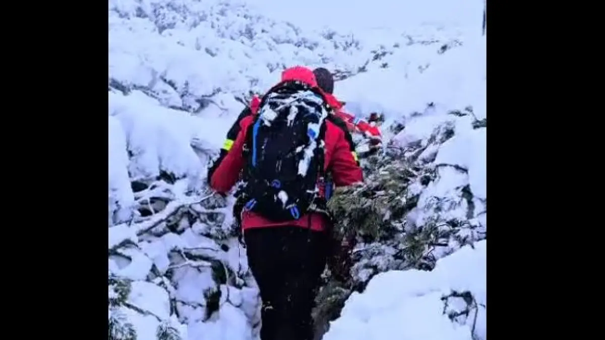 mai multi turisti au ramas blocati in muntii bucegi din cauza zapezii e risc urias de avalansa