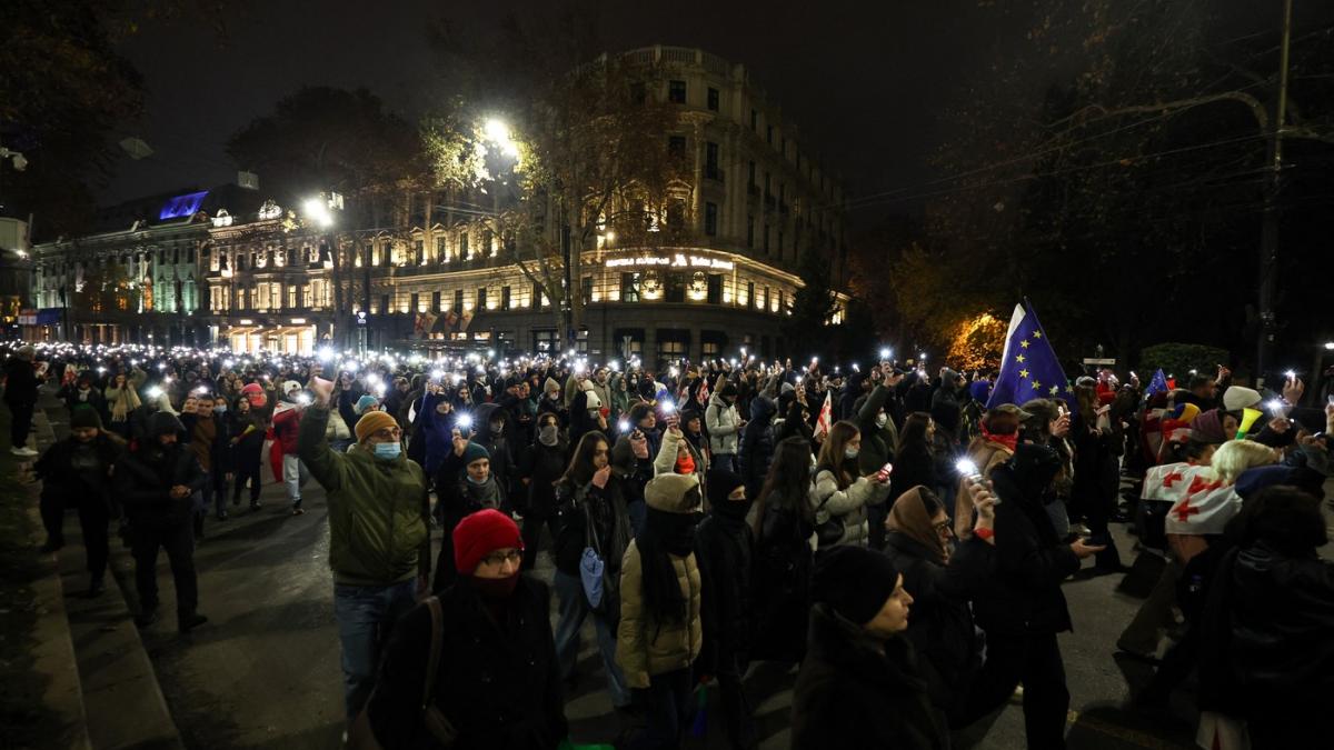 mii de oameni se aduna la parlament din georgia in a zecea noapte de proteste guvernul pro rus acuzat ca a fraudat alegerile