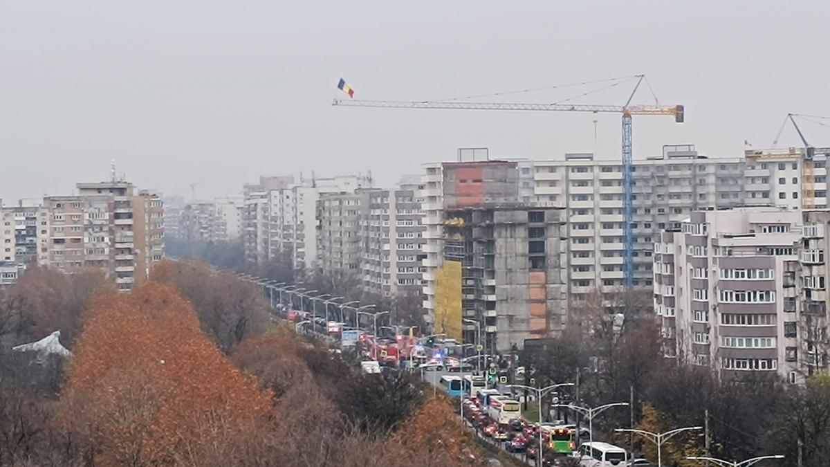 un barbat s a urcat pe o macara si a blocat traficul pe bulevardul iuliu maniu din bucuresti