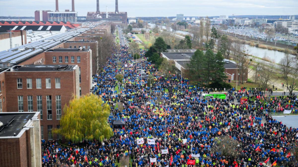 angajatii volkswagen din nou in greva la toate cele 9 fabrici din germania conducerea vrea taieri de salarii si inchiderea unor uzine