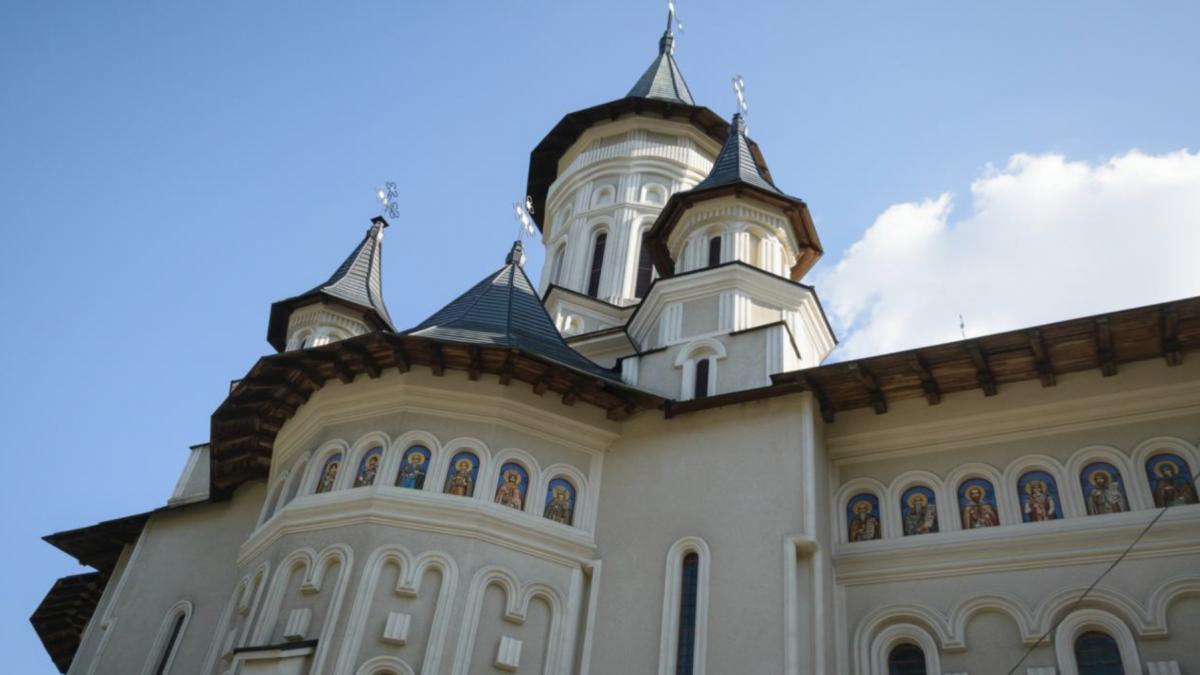 preotul de la catedrala din vatra dornei inregistrat la slujba spunand ca drumul corect nu este spre bruxelles sau washington