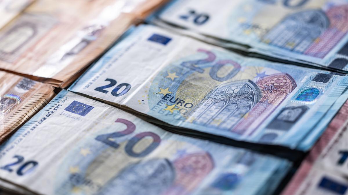 tot mai multi romani isi schimba economiile in euro cursul a urcat peste 5 lei la casele de schimb valutar