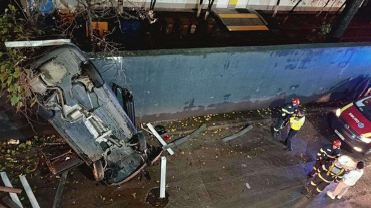 un tanar fara permis a cazut cu masina de la etajul 2 din parcarea unui mall din bucuresti