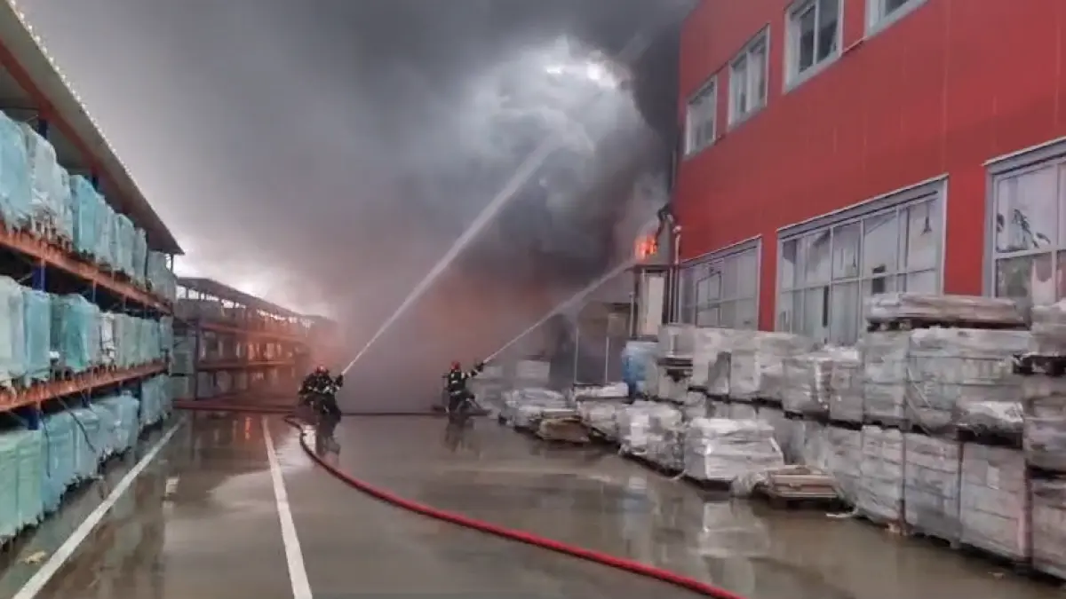 incendiu puternic la un depozit cu vopseluri si materiale plastice din craiova oamenii au primit mesaj ro alert