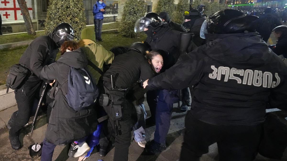 ue ia in calcul masuri impotriva georgiei dupa ce oamenii au fost arestati si atacati de politisti in timpul protestelor