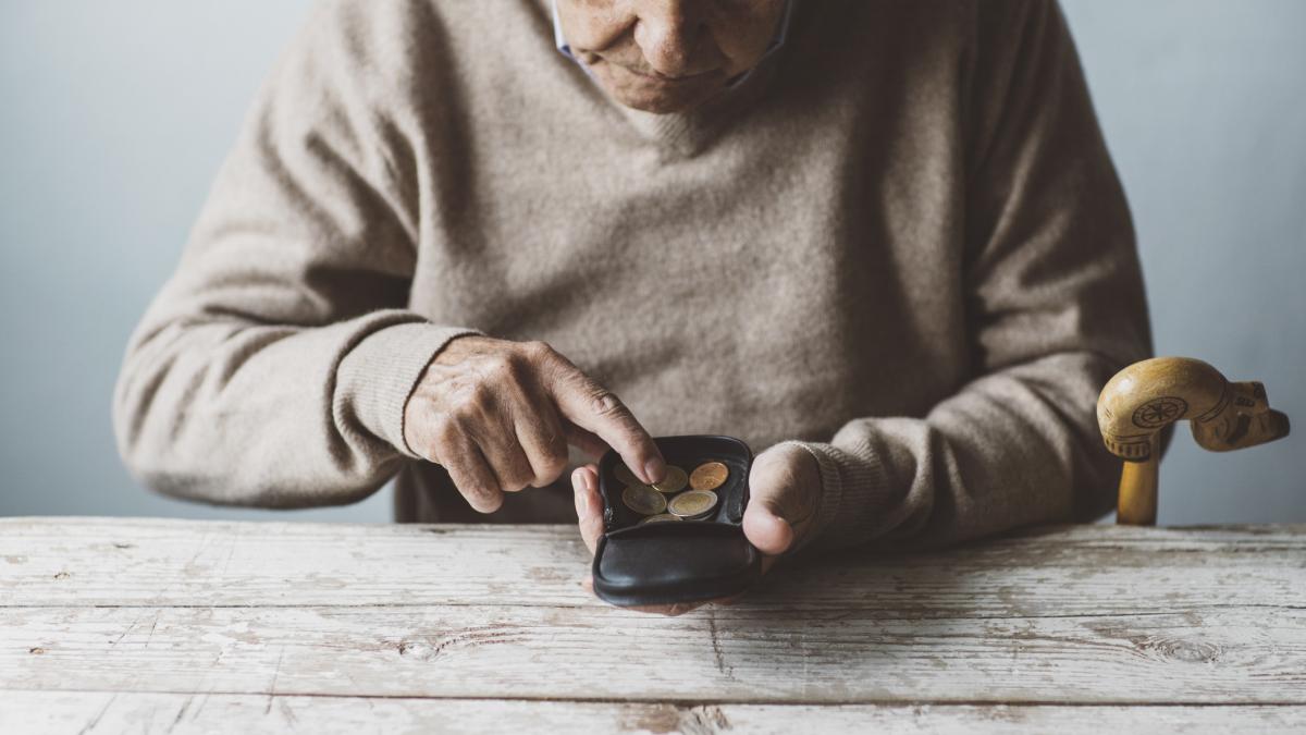 un european din opt continua sa lucreze si dupa pensie pensionarii romani spun ca nu se descurca cu banii