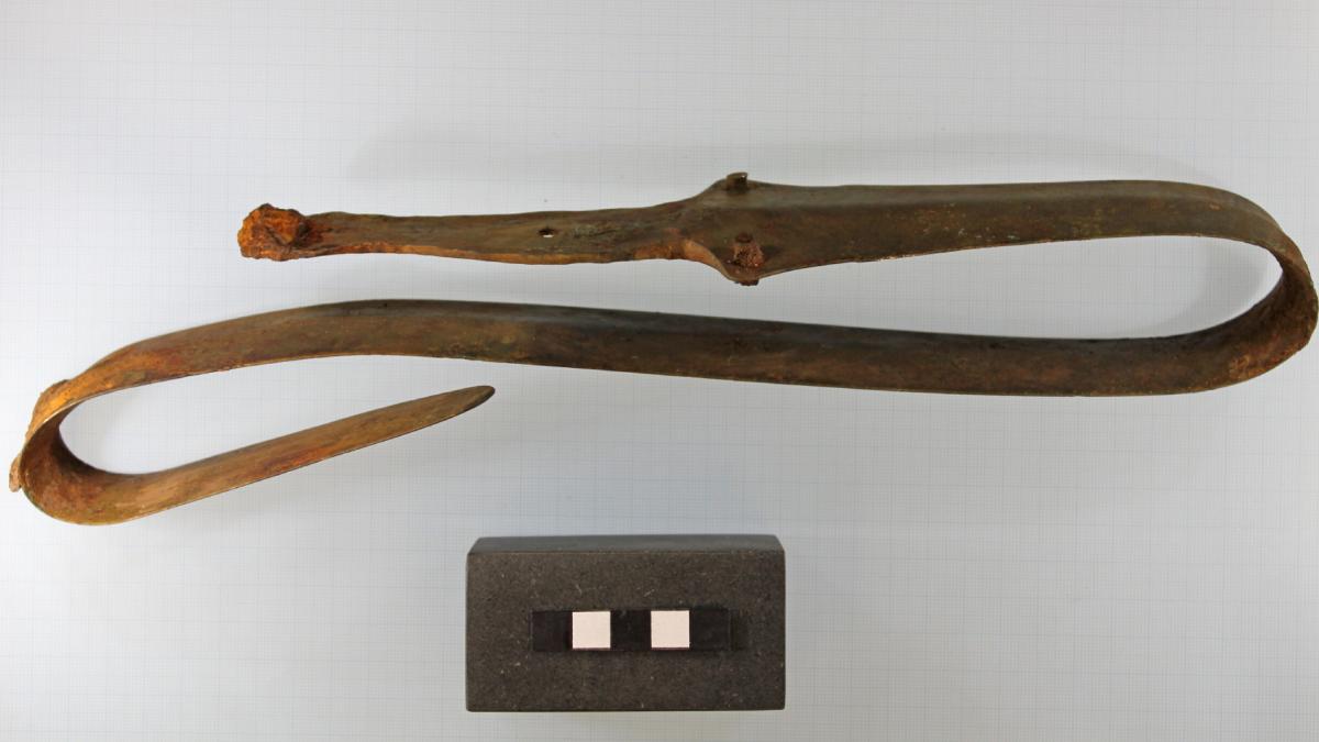 descoperire arheologica foarte rara o sabie indoita intr un ritual antic si alte artefacte importante au fost gasite intr o mlastina