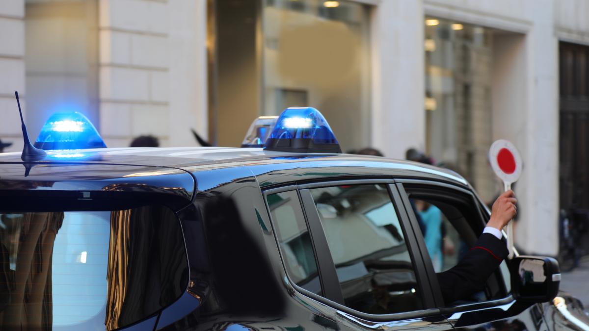 doua rusoaice intr un maserati au fost jefuite la milano hotii le au lovit si le au furat bijuteriile de lux