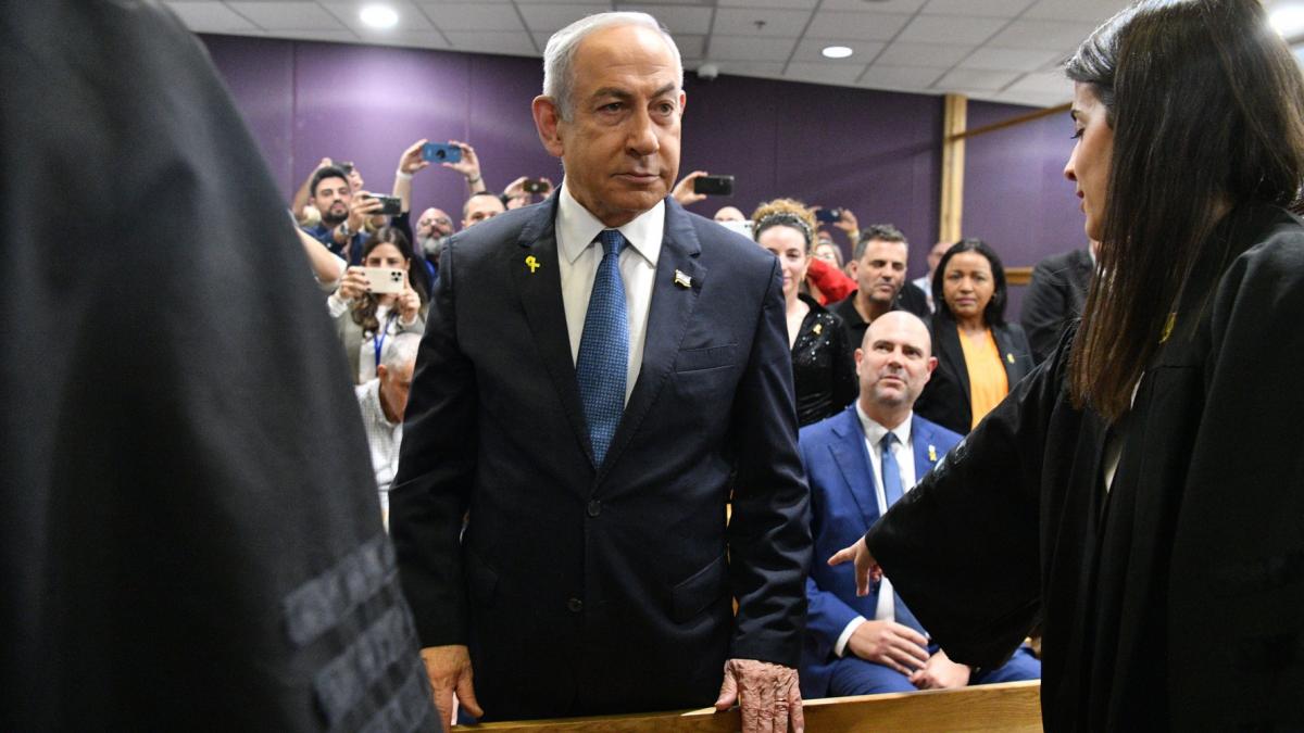 netanyahu a depus prima marturie in procesul de coruptie care se desfasoara intr o sala subterana de 8 ani astept aceasta zi