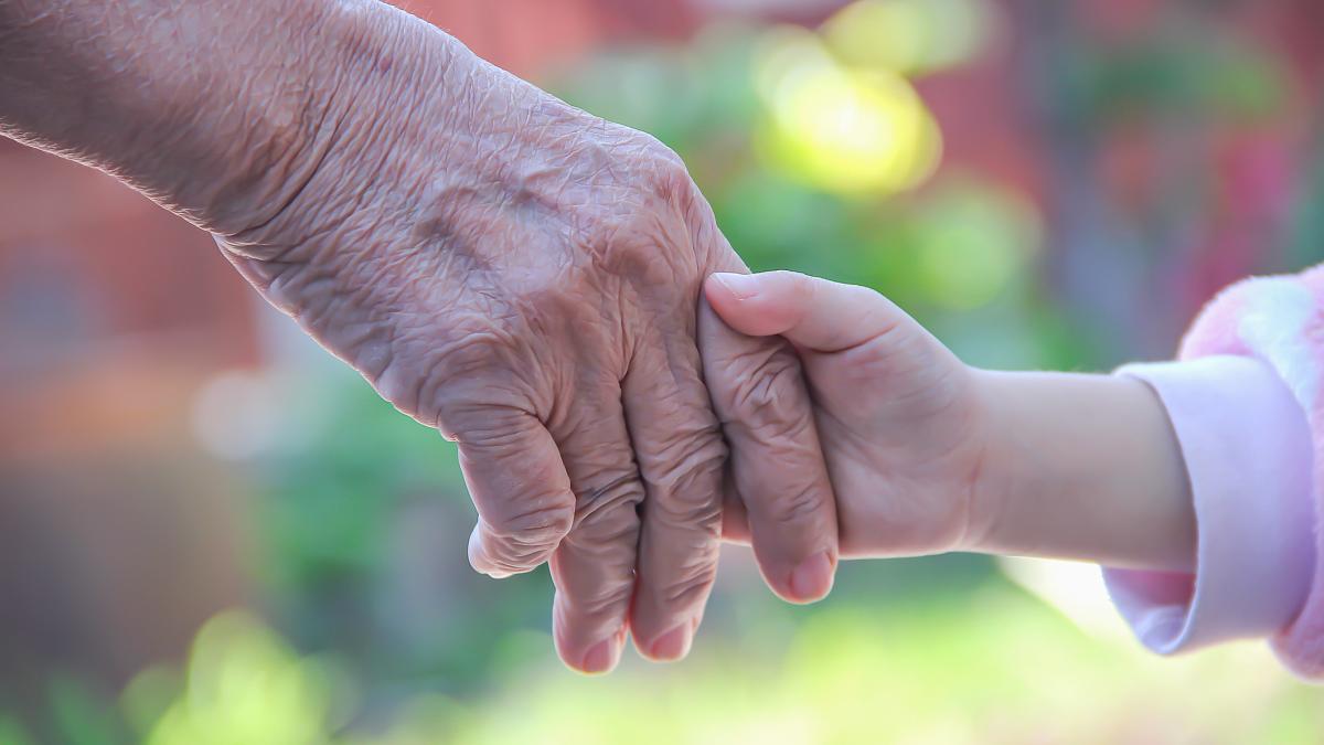 o bunica s a dus sa isi ia nepotul de la scoala dar a aflat abia dupa o ora ca a luat copilul gresit cand i a atras atentia un strain