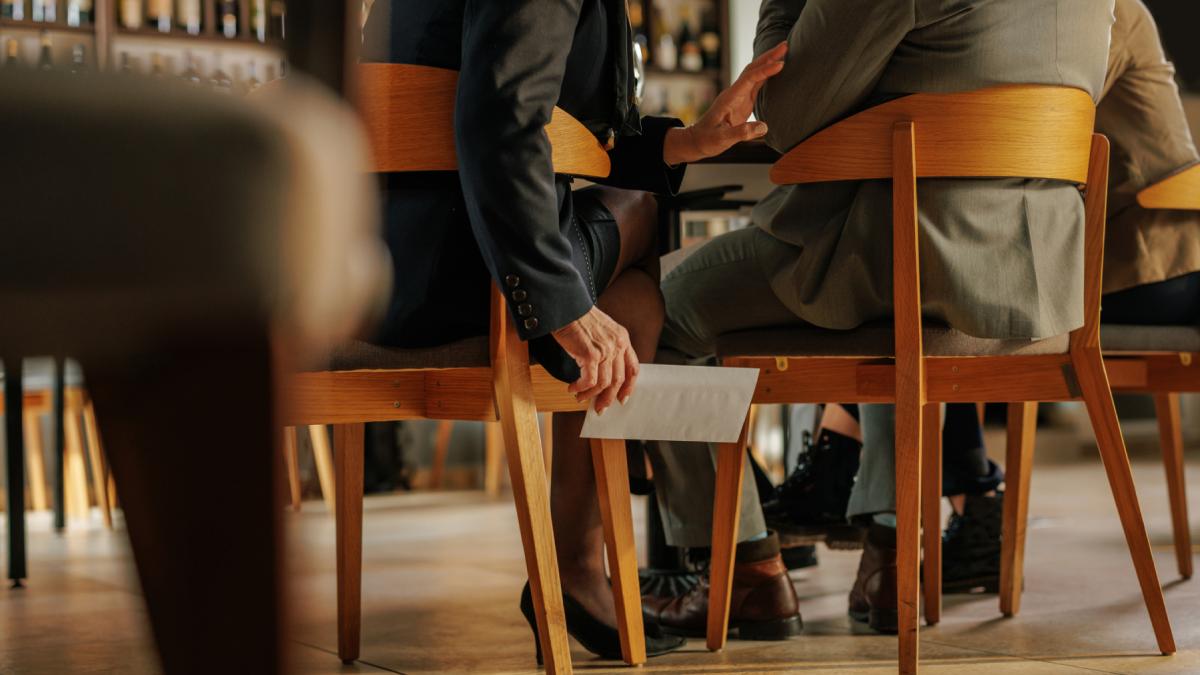 persoanele care dau mita functionarilor straini in operatiuni economice vor risca pedepse cu inchisoarea legea a fost adoptata