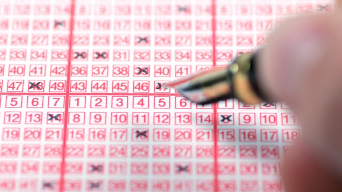 un barbat care a castigat un jackpot de 394 de milioane de dolari a dat in judecata loteria care este motivul