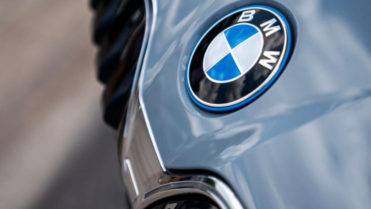 patru romani din italia au cumparat un bmw cu 2 euro fata de 22 000 cum au pacalit vanzatorul