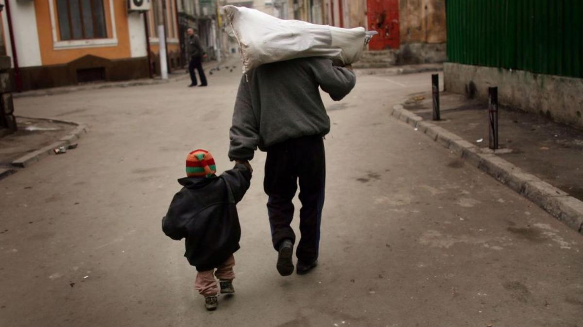 romanii pot dona mancare pentru persoane vulnerabile direct la supermarket incepe editia de craciun a colectei nationale de alimente