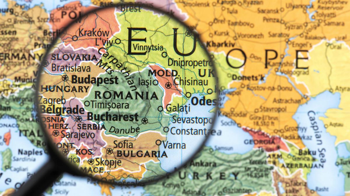 Lupa pusă pe o hartă a Europei cu România și Republica Moldova în evidență.