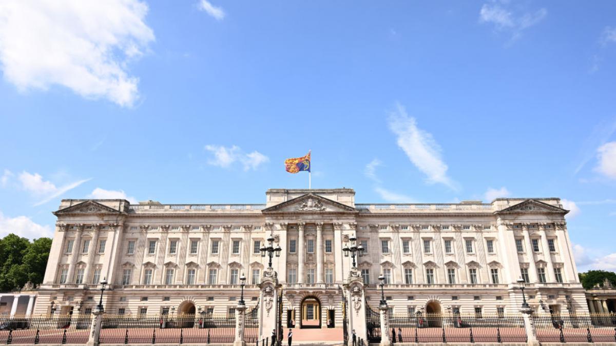 angajatii palatului buckingham vizati de o ancheta dupa o petrecere de craciun unde au fost aruncate pahare si s au schimbat pumni