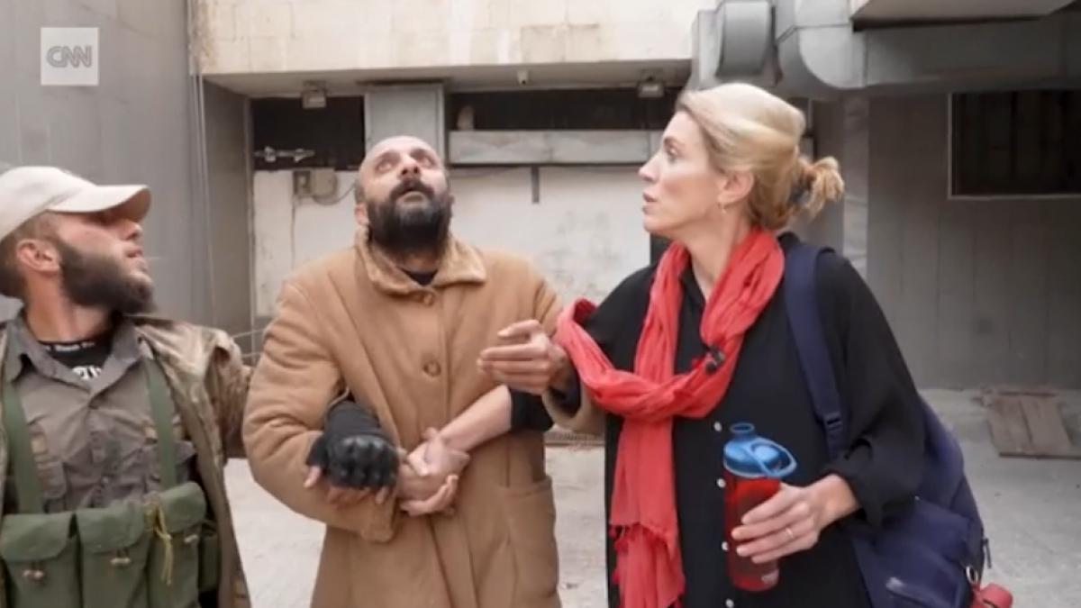 momentul in care un prizonier din abatoarele umane ale lui assad vede soarele pentru prima oara dupa trei luni