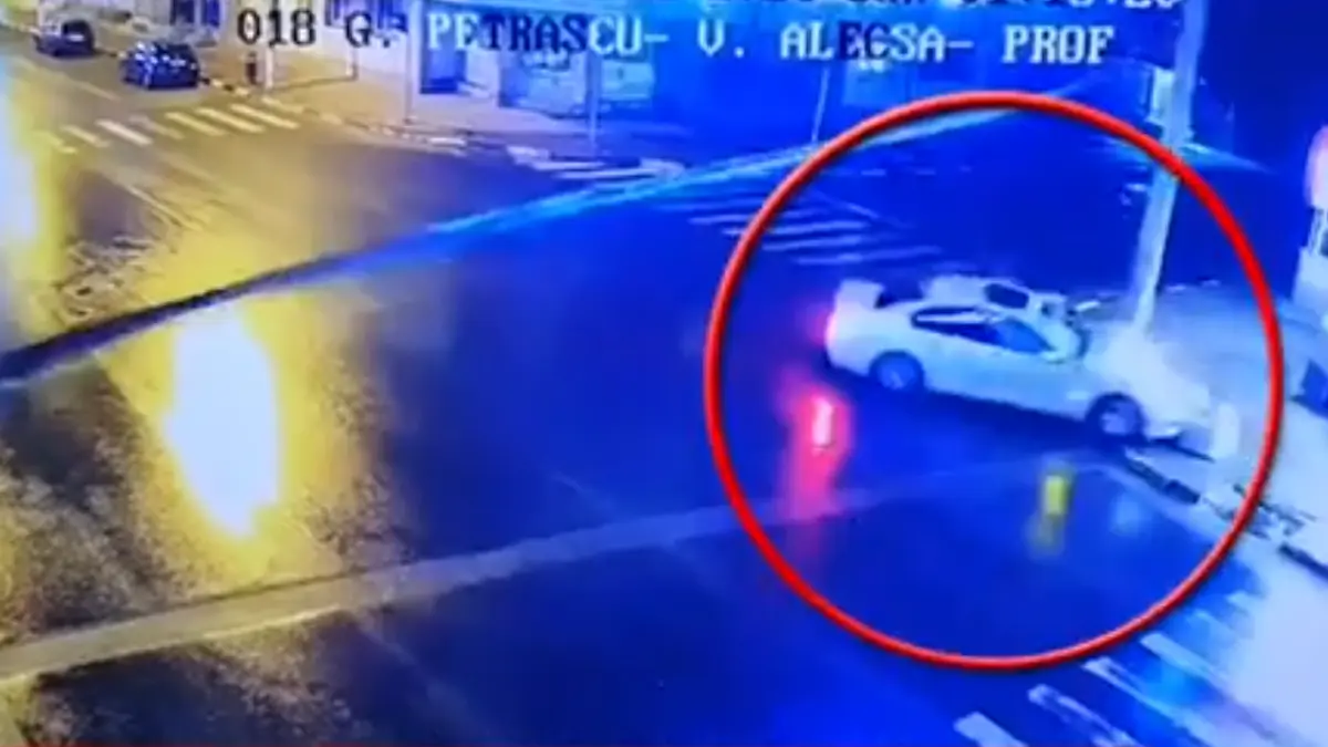 momentul in care un copil care a furat masina parintilor s a izbit de un stalp accidentul din galati a fost surprins de camerele video