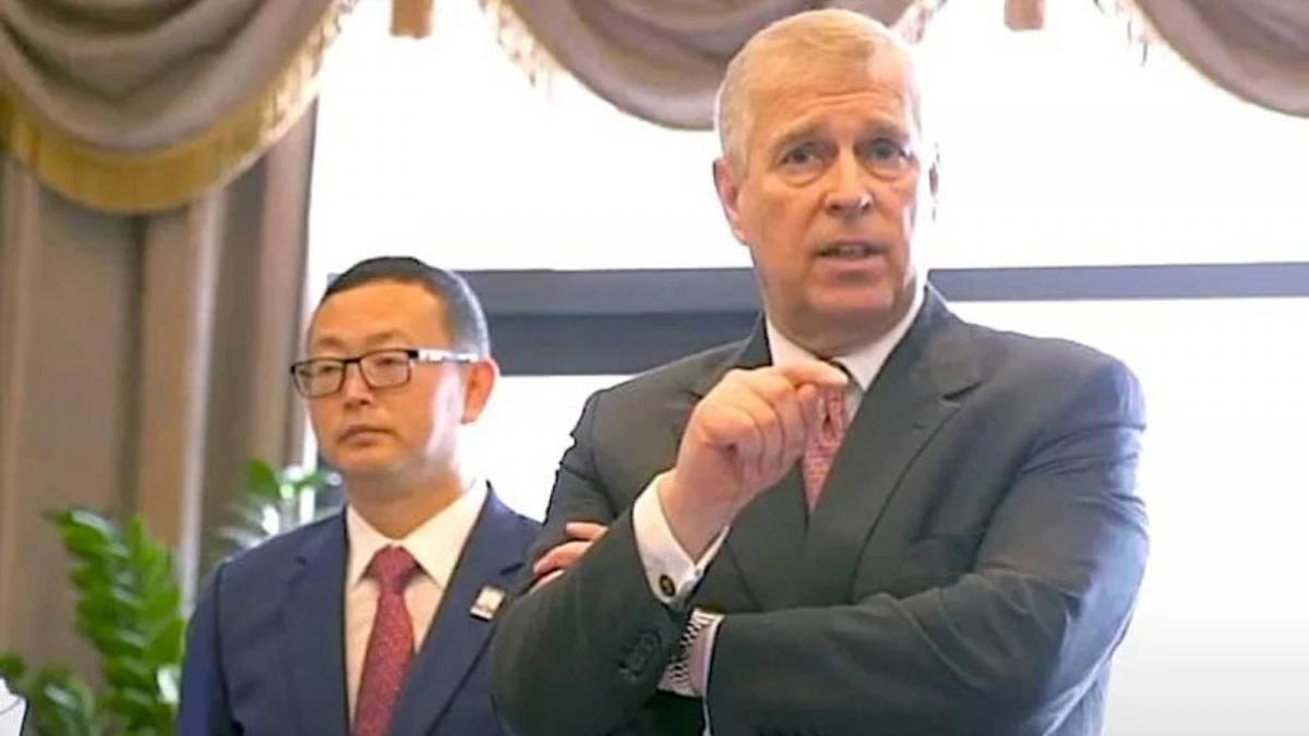 premiera un tribunal britanic a dezvaluit numele unui presupus spion chinez printul andrew l ar fi invitat la palatul buckingham